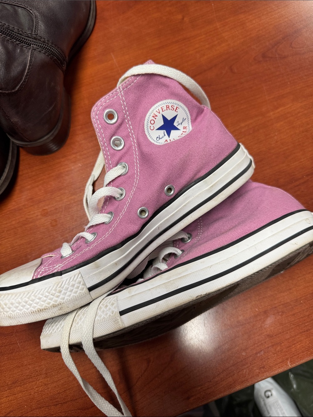 Converse sneakers size women’s 6 // 092348